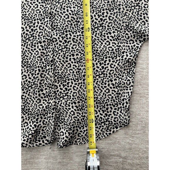 Express Women’s Button Down Shirt Cheetah Print Essential Blouse Size Medium - Picture 9 of 11